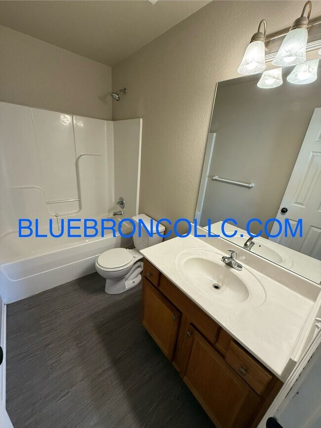 Building Photo - Beautiful 3-bedroom, 2-bathroom Duplex with attached garage