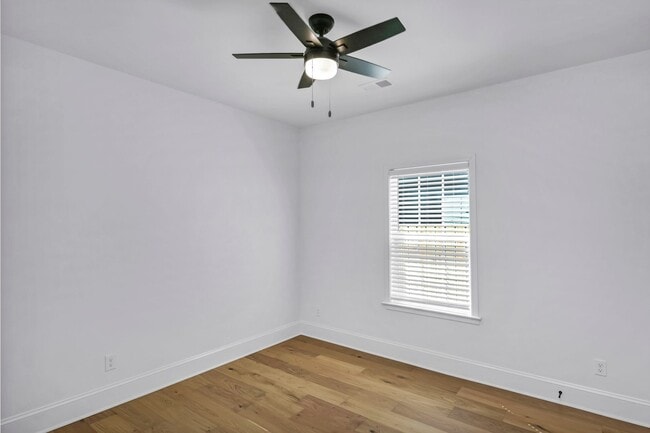 Building Photo - Pre-Leasing for the 26-27 School Year! - N...