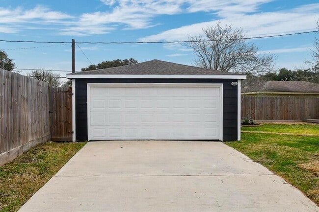 Building Photo - 5642 Cartagena St