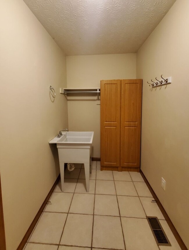 Building Photo - 3-bedroom 2 Full Bath House