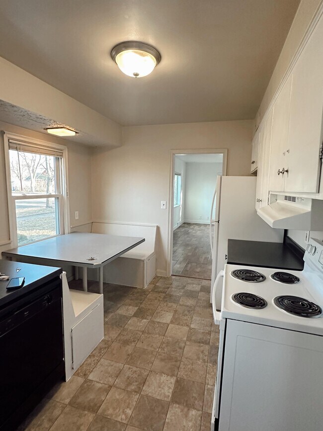 Building Photo - 605 12th St N