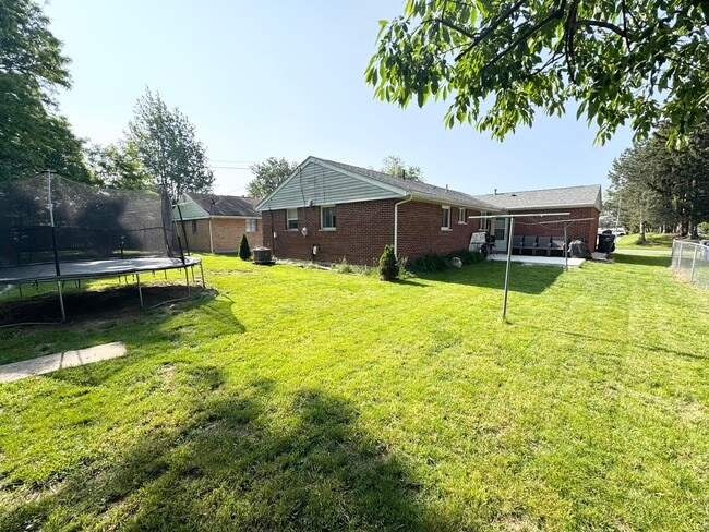 Building Photo - 4644 Broadhurst Dr