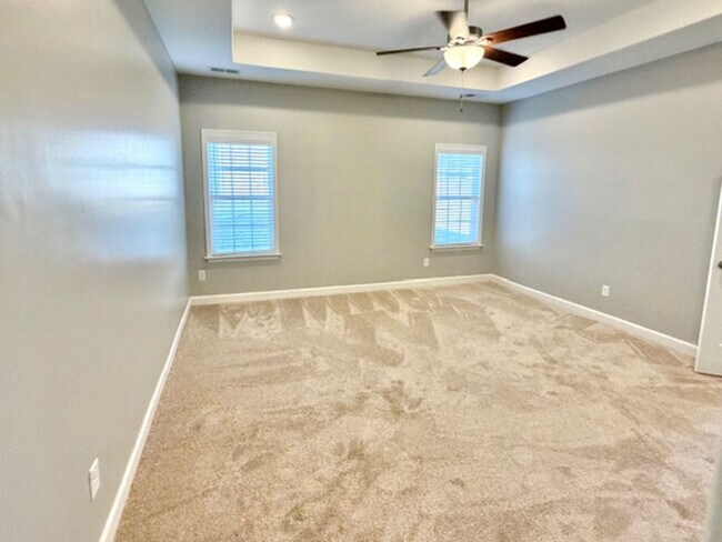 Building Photo - CrimsonwoodDr95