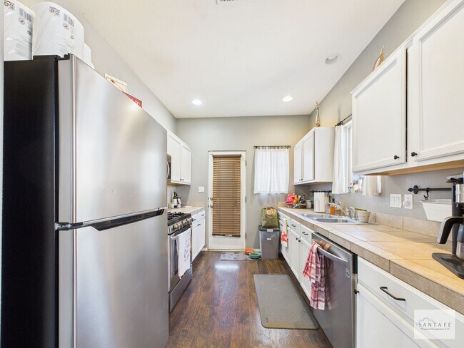 Building Photo - UNFURNISHED 3 Bedroom in Desirable Community