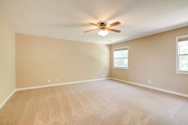 Building Photo - Four Bedroom with Bonus!