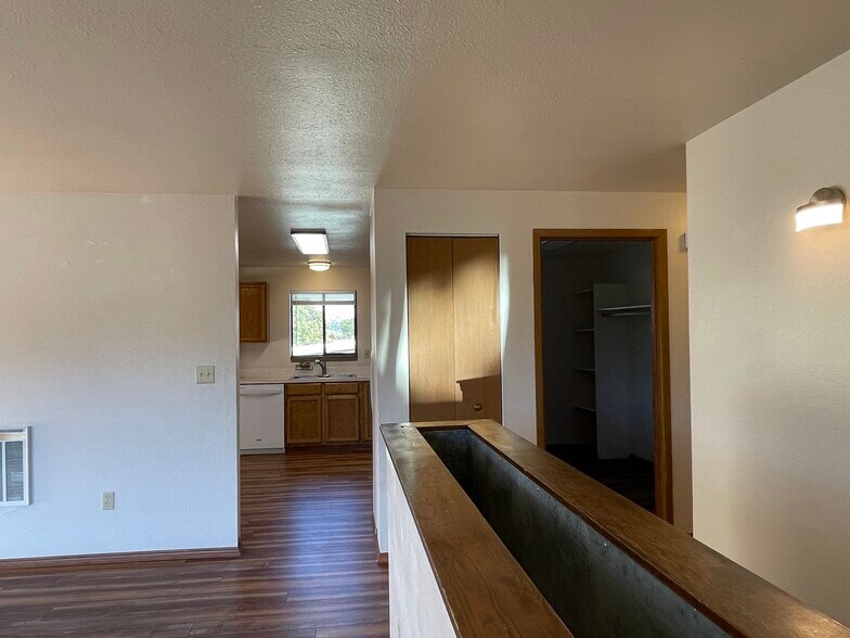 Building Photo - 609 Princeton Ave N