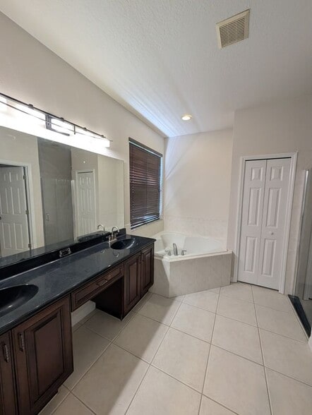 Building Photo - 14239 Lake Live Oak Dr