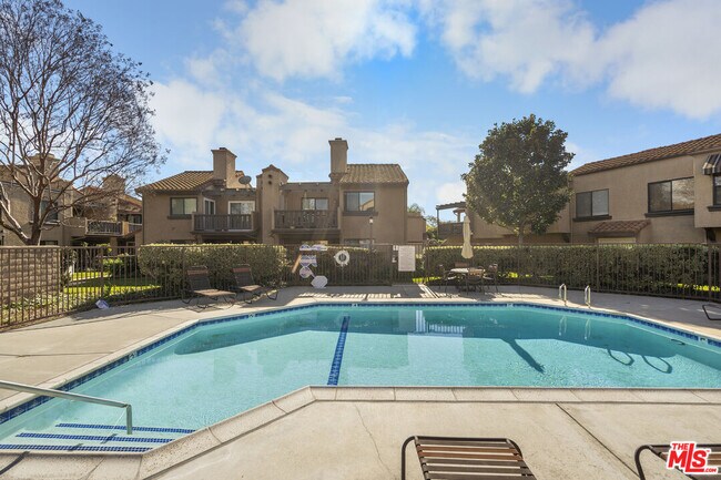 Building Photo - 3055 N Brea Blvd