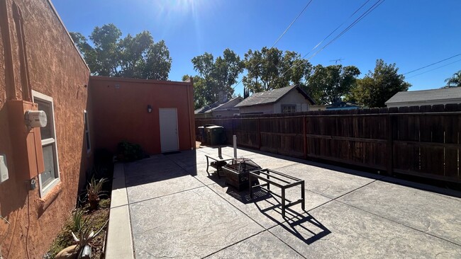 Building Photo - 1337 W Orangeburg Ave