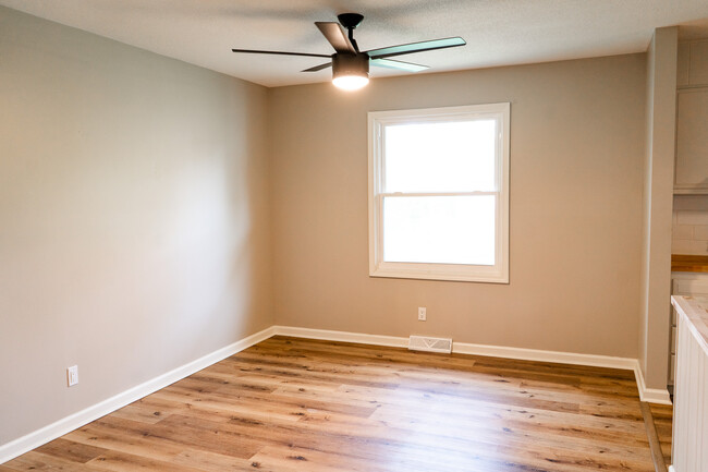 Building Photo - 4200 Crestfield Rd