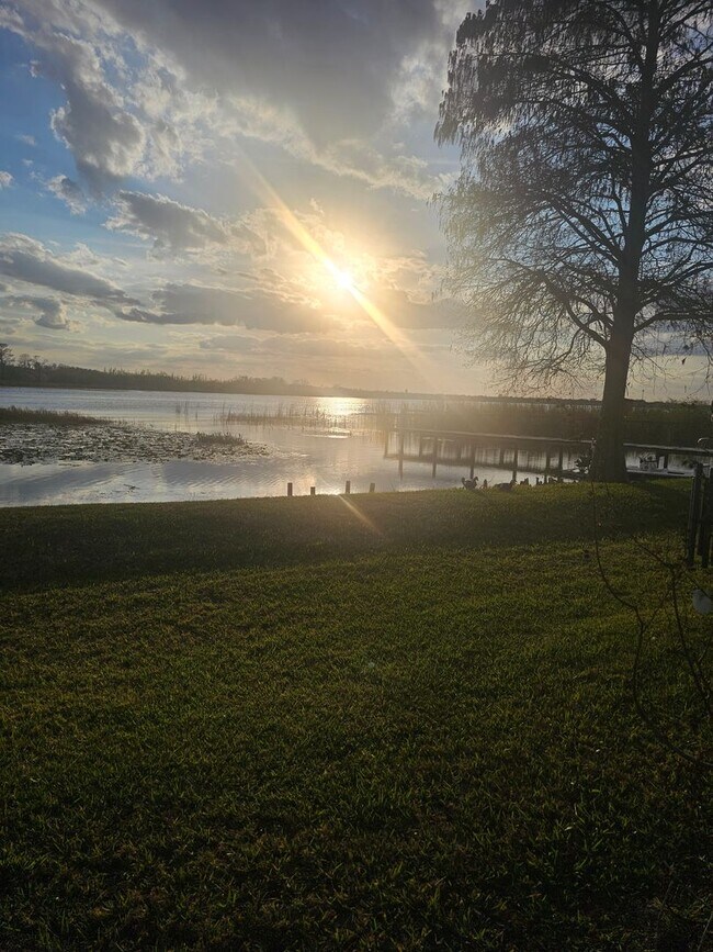 Building Photo - 2 bed 2.5 bath Lake Front Townhouse