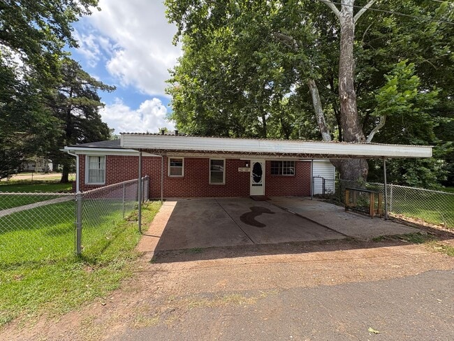 Building Photo - Beautiful 4 bedroom/1 bath with Central Air & Heat on Corner Lot