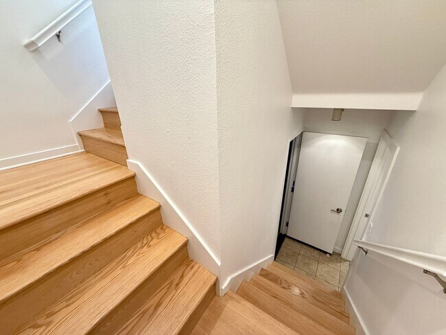 Building Photo - Beautiful 3BD/3.5BA Rowhome in Bankers Hil...