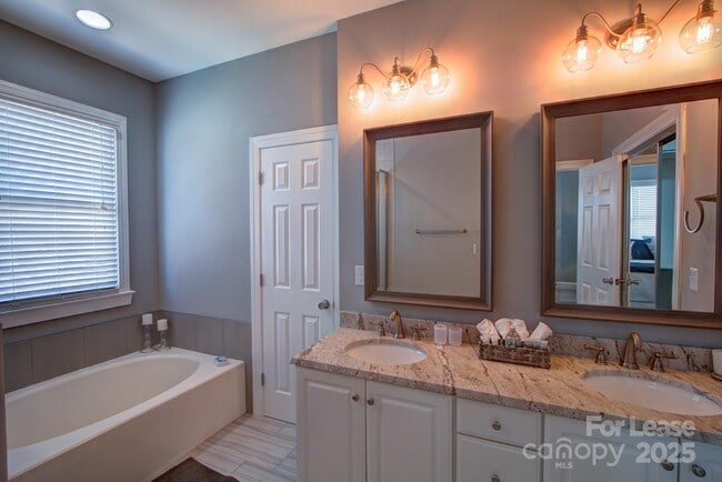 Building Photo - 10400 Orchid Hill Ln