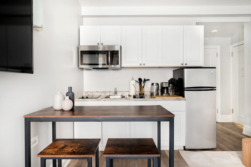 Building Photo - 240 W 73rd St