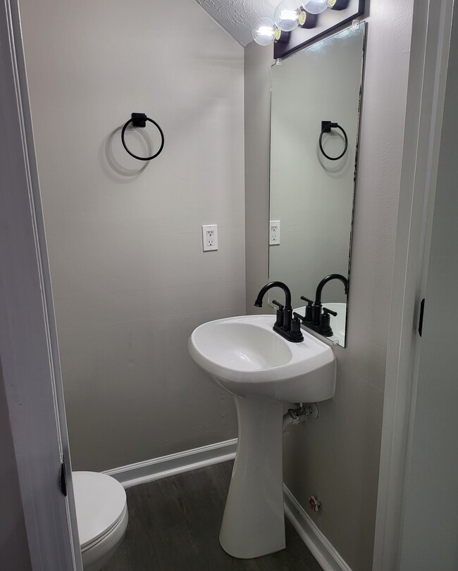 Building Photo - 5211 Crystal Ct