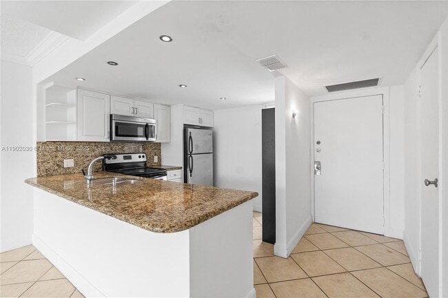 Building Photo - 3475 N Country Club Dr