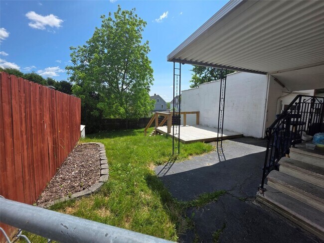 Building Photo - 318 Odell Ave