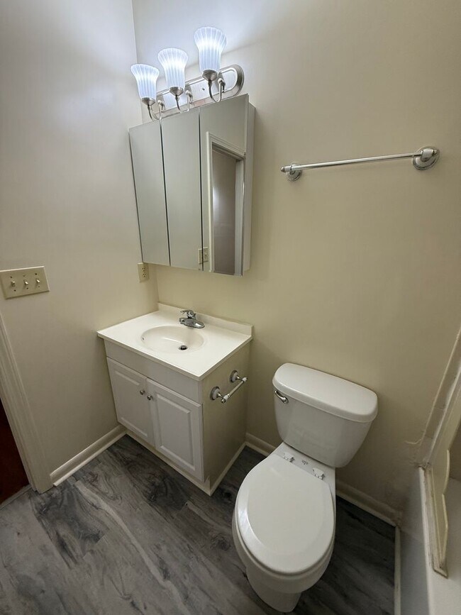 Building Photo - Charming Historic Home – Spacious 2-Bedroom Apartment in Boulevard/Normaltown