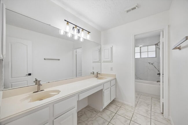 Building Photo - 2431 Parkwood Ln