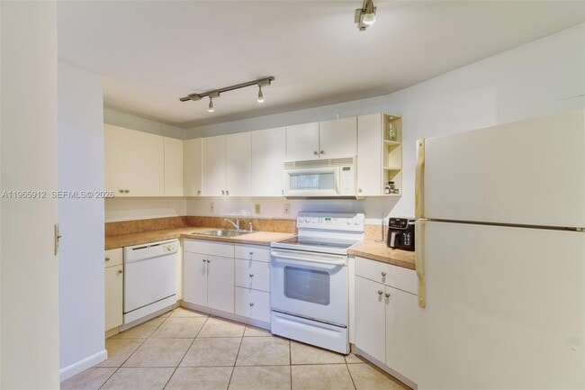 Building Photo - 800 Parkview Dr