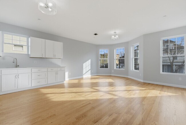 Building Photo - 19 Simon St