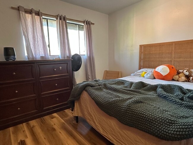 Building Photo - TCT - Higa