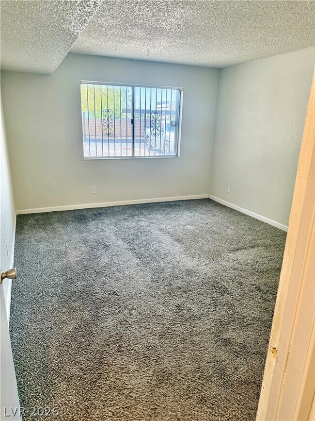Building Photo - 1405 E Vegas Valley Dr
