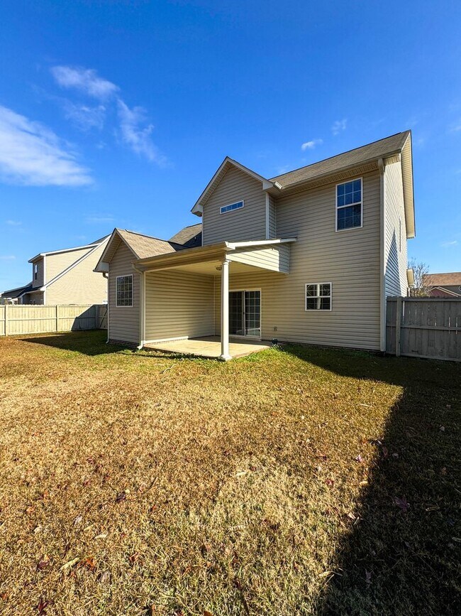 Building Photo - Beautiful 5 Bed 2.5 Bath Home with Main Level Primary Bedroom