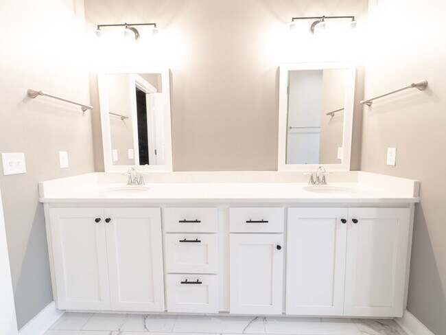 Building Photo - Stunning Like-New 4-Bedroom Home Just Minutes from Fort Stewart