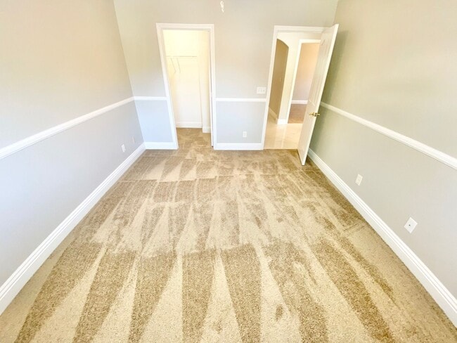 Building Photo - BEAUITFUL GATED PROPERTY 6 BEDROOMS/3 FULL...