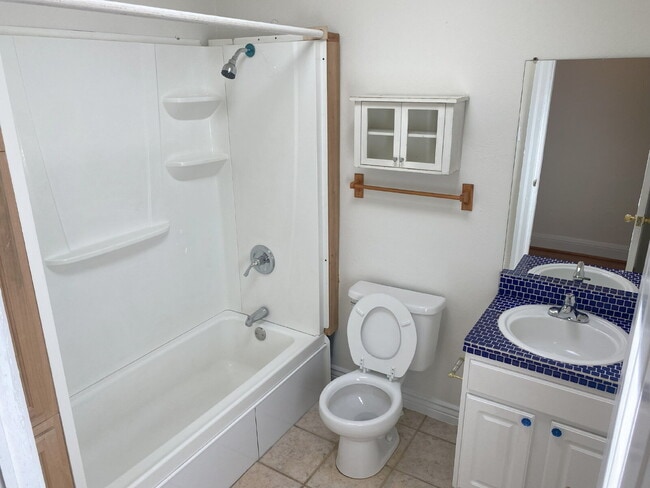 Building Photo - "Charming 2-Bedroom Haven in the Heart of ...