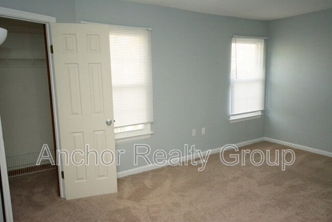 Building Photo - 304 Falling Ln