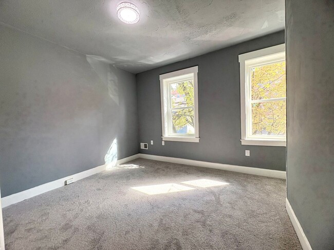 Building Photo - 2 Bedroom 1 Bathroom in Lancaster!