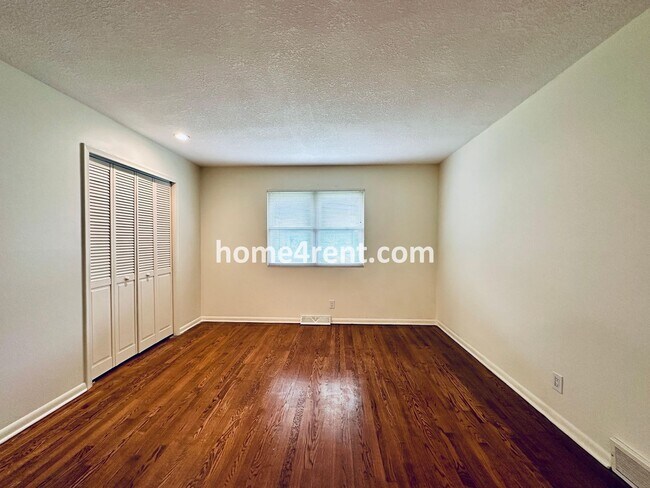 Building Photo - Olathe Duplex w/ Wood Floors, Finished Basement, and a Fenced Yard!
