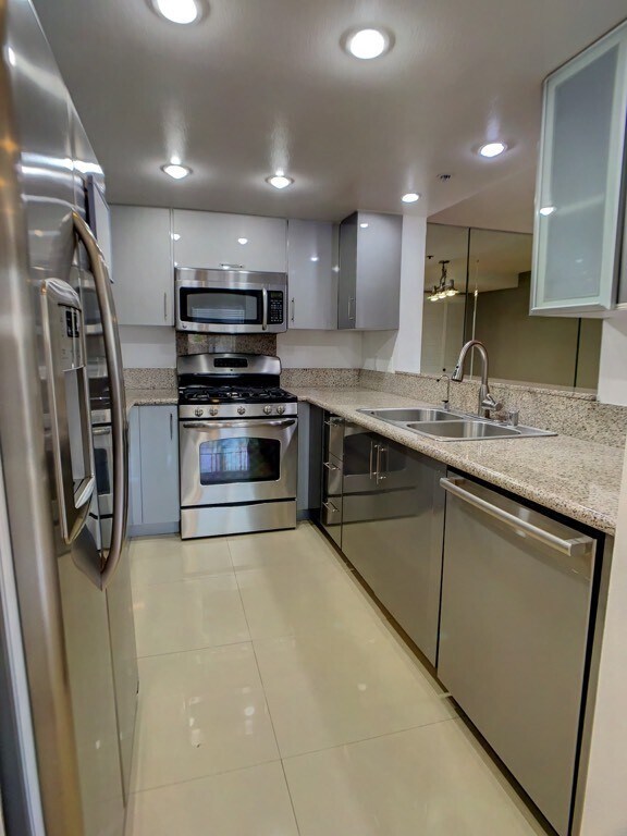 Building Photo - A Beautiful updated trilevel townhome in W Figueroa is now available for rent.