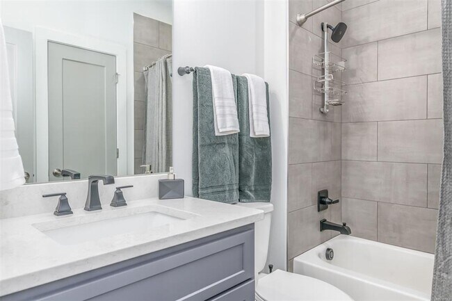 Building Photo - Desirable Hampstead Living!