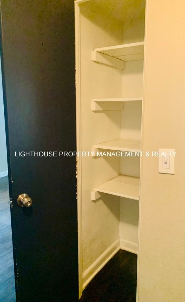 Building Photo - Huge 4 Bedroom Home With Sunroom And Garage