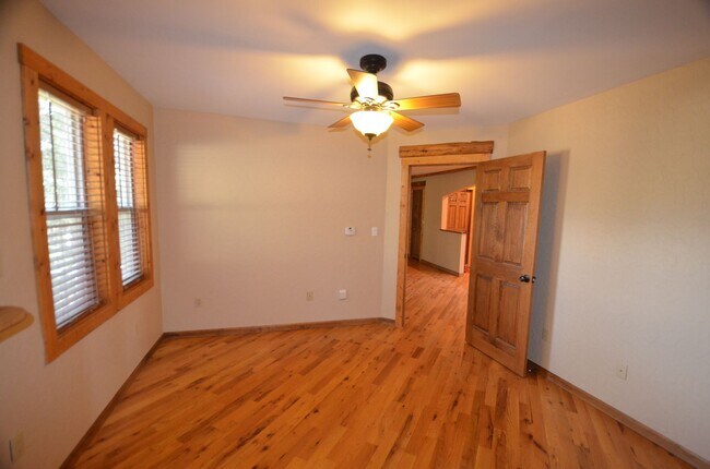 Building Photo - 471 High Point Dr