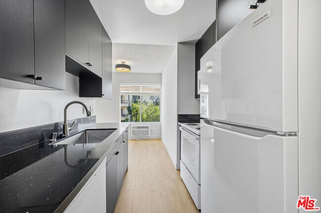 Building Photo - 1352 S Carmelina Ave