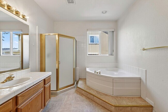 Building Photo - 5 Bedroom Home Close to UNR!