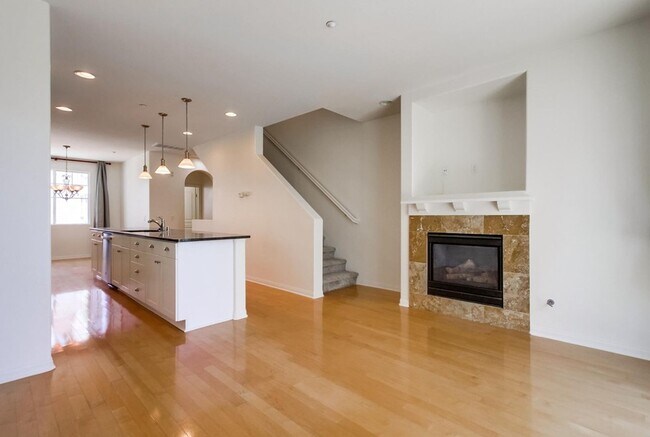 Building Photo - Available Now! Tri-Level 3 Bedroom 3.5 Bath Townhome!!