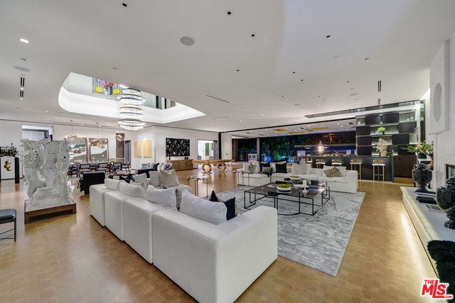 Building Photo - 809 N Rexford Dr