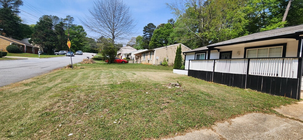 Building Photo - Room in House on White Oak Trail