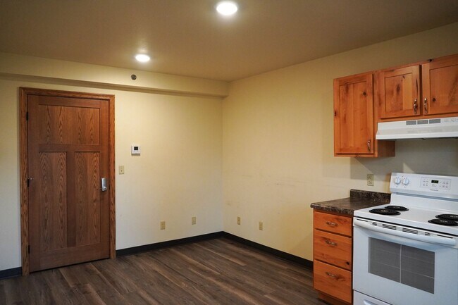 Building Photo - 1 Bedroom, 1 Bath Apartment- All utilities included