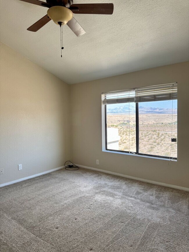 Building Photo - 3-Bedroom Condo with Spectacular Views in ...