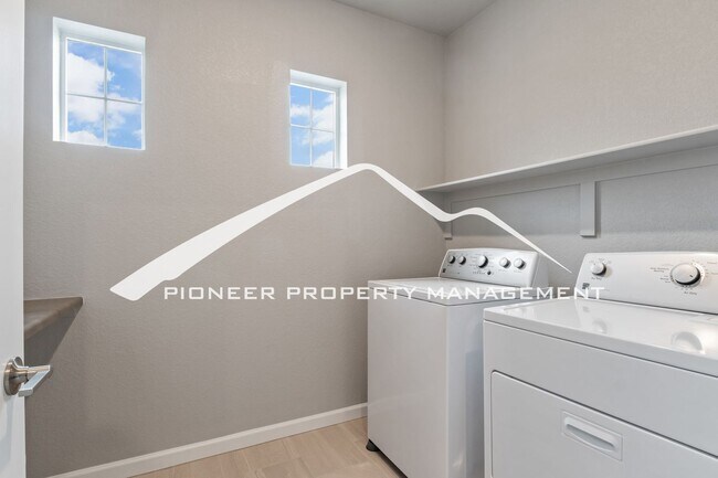 Building Photo - 4 bed, 3.5 bath home in Gold Hill Mesa with AC and 2 Car Garage