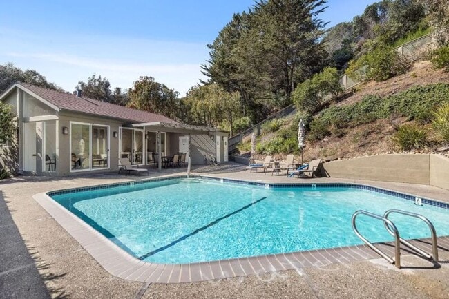 Building Photo - Nicely Updated and Pet Friendly Sausalito ...
