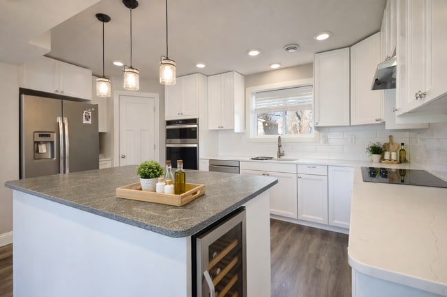 Building Photo - Charming 3-Bedroom Retreat with Finished Basement & Cozy Fireplace in Shoreview!