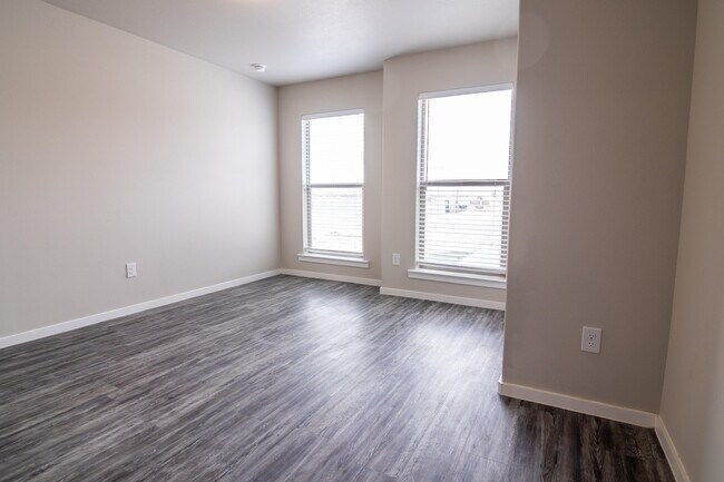 Building Photo - 2118 Langford Ave
